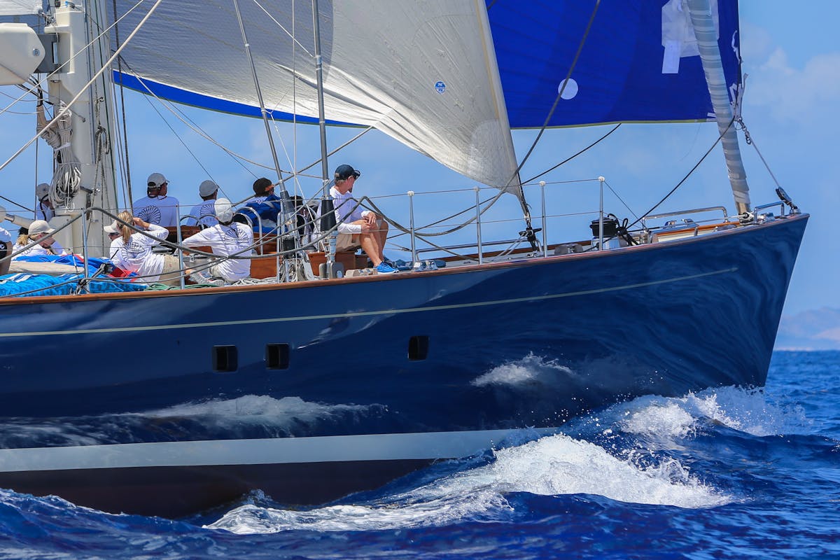 Best Yacht to Sail Around the World: Top Picks for Your Adventure 1 Best yacht to sail around the world - luxury sailing vessel on open ocean adventure voyage