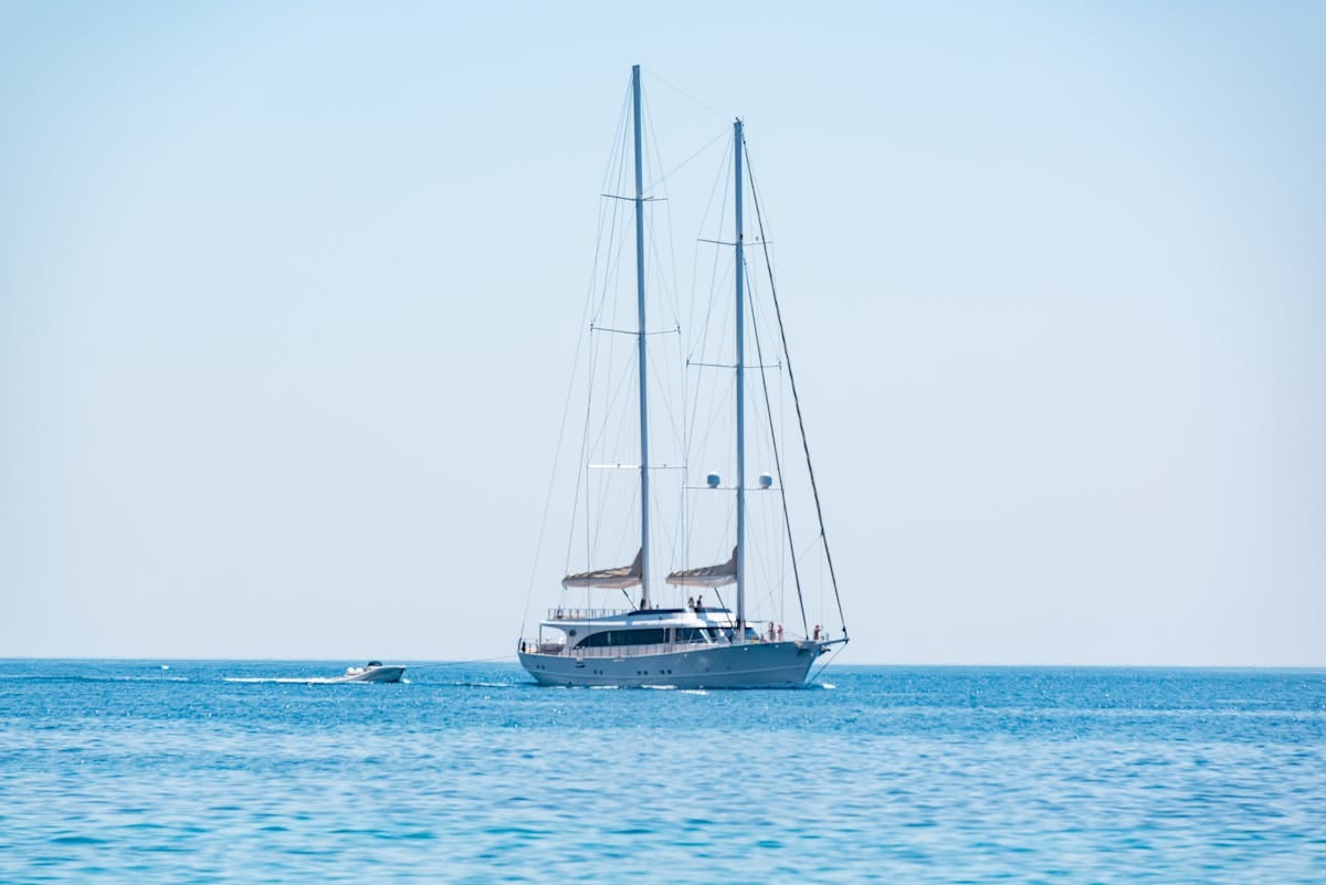 Best Yacht to Sail Around the World: Top Picks for Your Adventure 2 Sailing yacht navigating blue ocean waters with full sails deployed on global circumnavigation journey