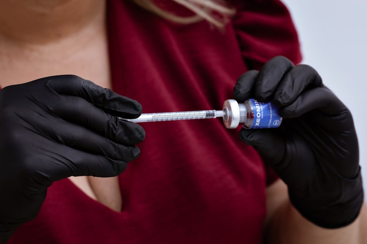 How Many Units of Botox Do I Need: A Quick Guide 1 How many units of Botox do I need, syringe and vial showing typical dosage for forehead treatment