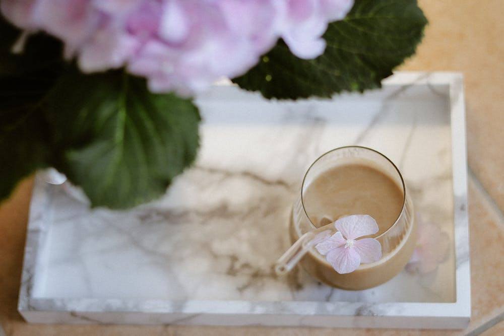 9 Best Coffee Table Styling Ideas That Actually Work 3 marble tray with minimal decor on living room table