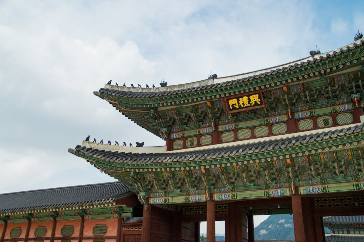Korea Itinerary: Discover Hidden Gems in 7 Days 2 Explore the ornate architecture of Gyeongbokgung Palace in Seoul, showcasing traditional Korean design elements.