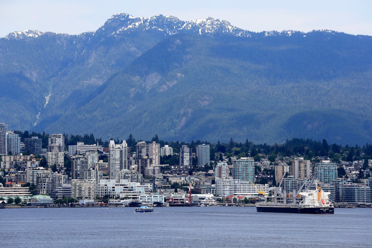 Vancouver itinerary highlights including Stanley Park and mountain backdrop for first-time visitors