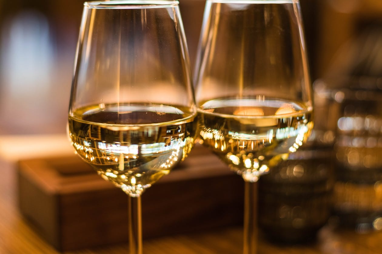 Two glasses of crisp white wine for beginners - best white wine for beginners guide