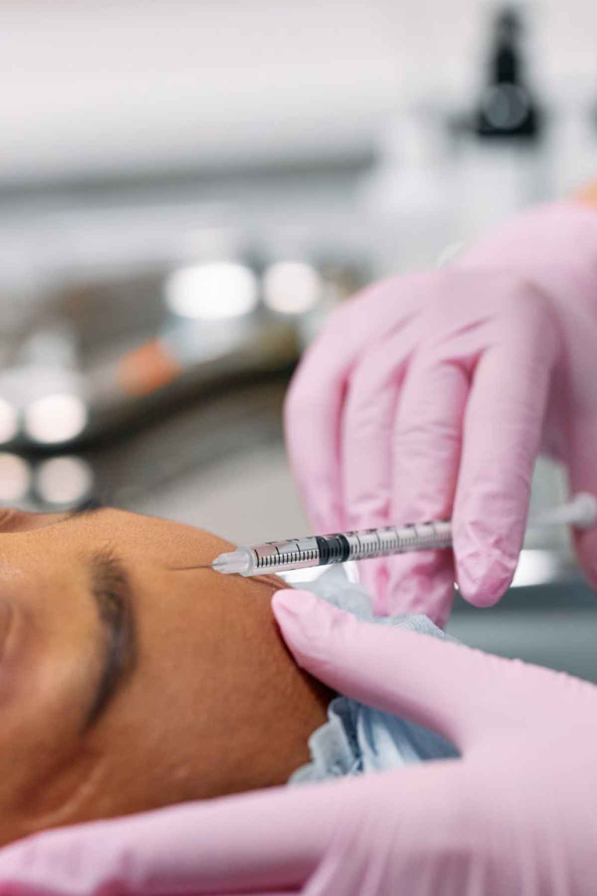 Cosmetic injection procedure in a clinical setting