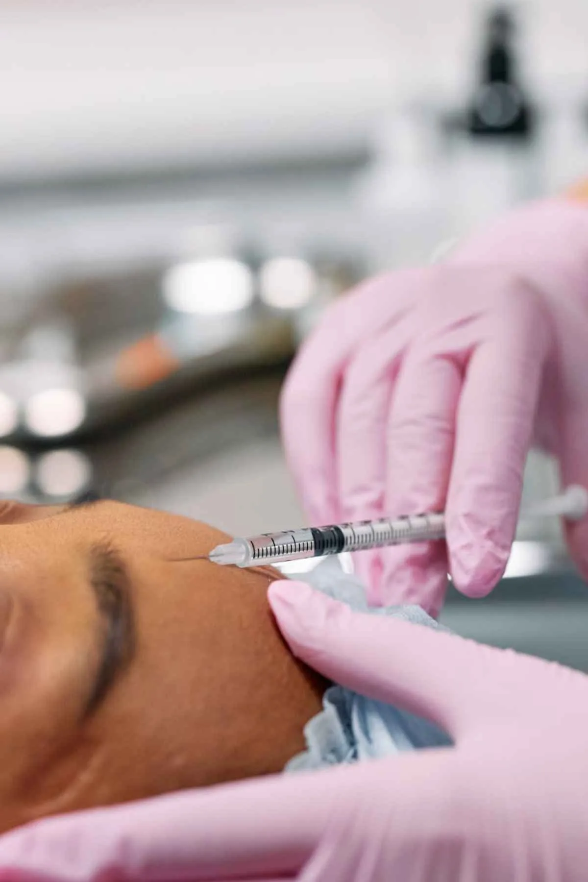 Can You Fly After Botox: Travel Tips for Airborne Beauties 6 Cosmetic injection procedure in a clinical setting