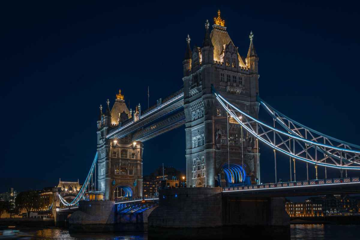 Day Trips to Bath from London: Best Attractions and Tips 1 Stunning night view of London's Tower Bridge, illuminated against the dark sky, showcasing its architectural beauty.