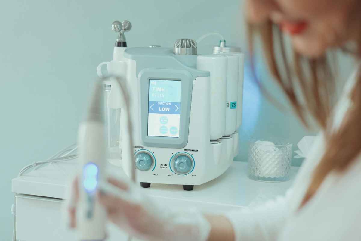 Hydrafacial vs Microdermabrasion: Choosing the Right Skin Treatment for You 1 Close-up of a hydrafacial treatment being applied in a modern beauty clinic.