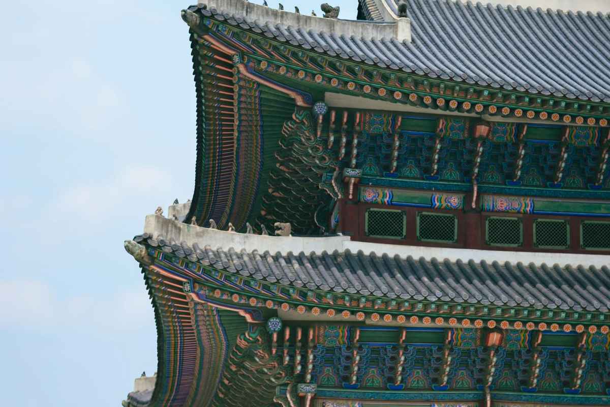 Korea Itinerary: Discover Hidden Gems in 7 Days 1 Explore the stunning traditional architecture of Seoul's historic Gyeongbokgung Palace.