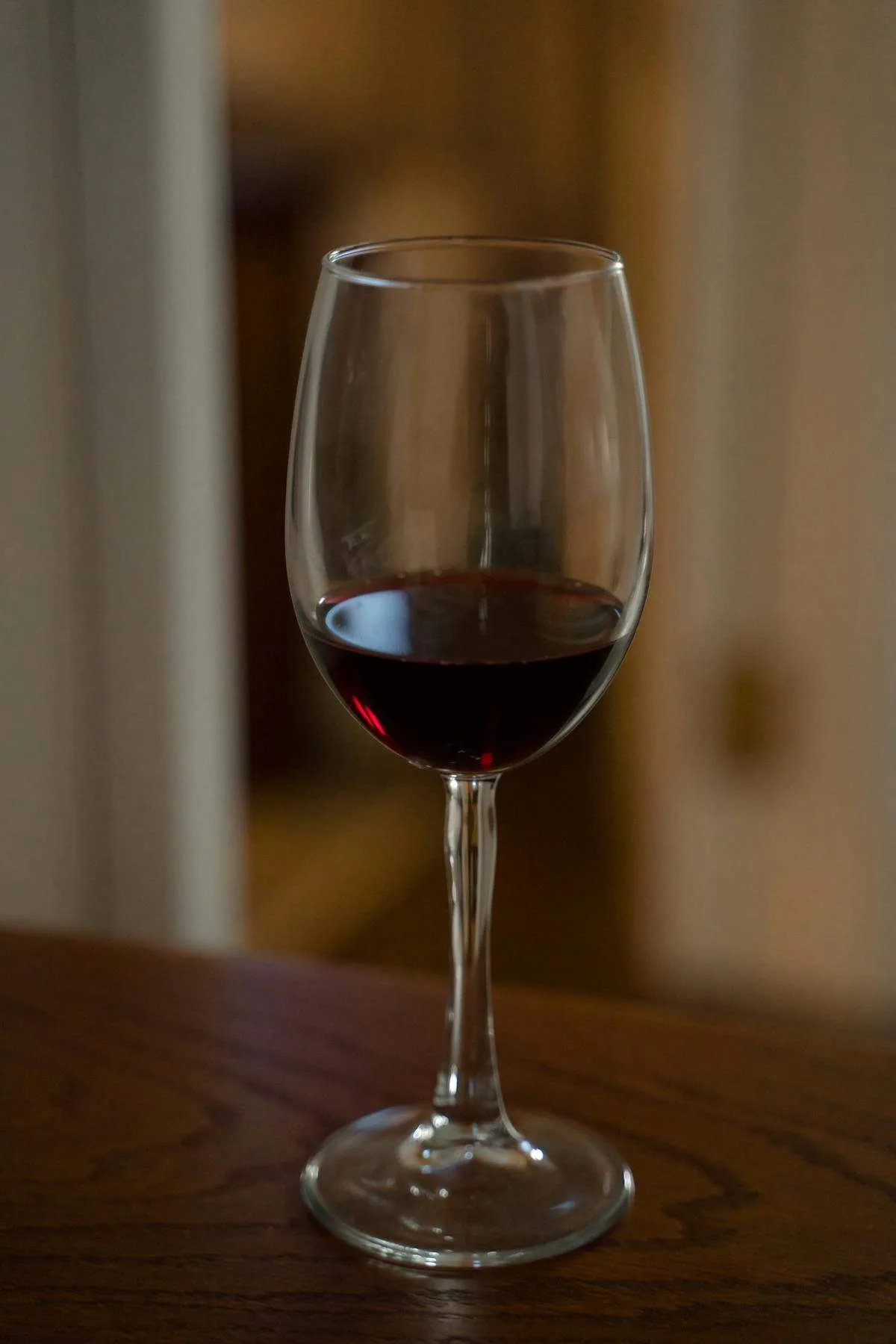Maroon vs Burgundy vs Wine: 3 Deep Red Colors Clearly Explained 11 Maroon and burgundy red wine color comparison glass