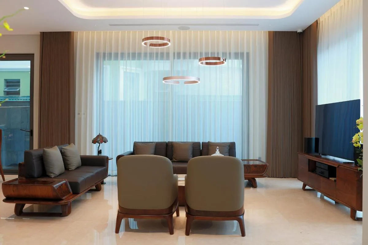 Quiet Luxury Living Room Upgrades on a Budget: Designer Style Without the Price Tag 1 Quiet luxury living room upgrades, neutral textured cushions and warm lighting