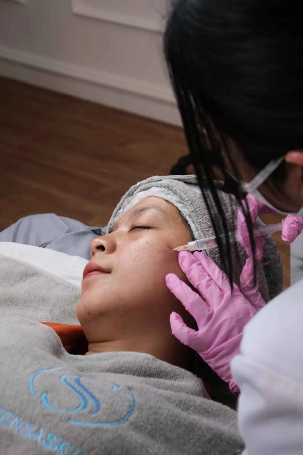 Nanofacial vs Microneedling: Rezenerate Facial Explained 7 Aesthetic treatment being administered in a clinic setting professional care