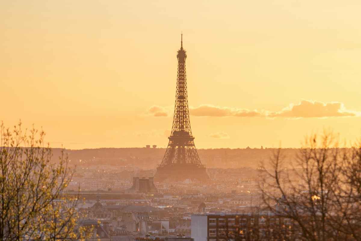 What to Pack for Paris in April: The Ultimate Travel Guide 1 A scenic view of the Eiffel Tower during a serene sunset with the Paris skyline in the foreground.