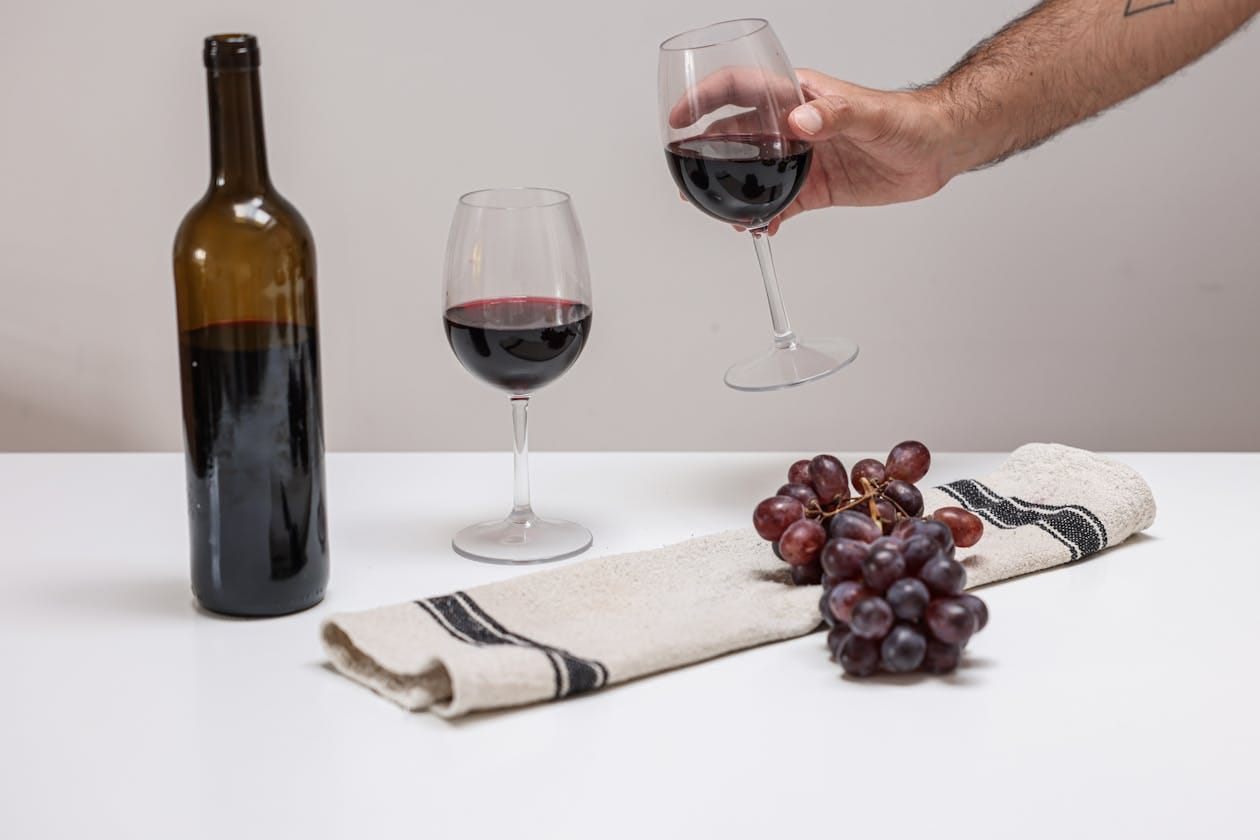 Red wine bottle with glasses of wine for beginners - what wine to order at a restaurant